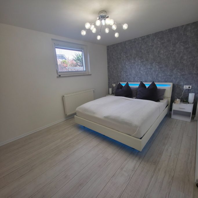 Schlafzimmer mit Doppelbett – Auszeit in Irslingen Doppelbett im Schlafzimmer der Ferienwohnung Auszeit in Irslingen