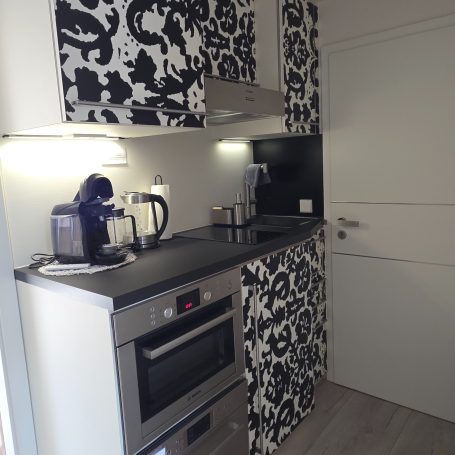 Küchenzeile mit Herd und Backofen – Auszeit in Irslingen Küche der Ferienwohnung Auszeit in Irslingen mit Herd, Backofen und Küchenzeile