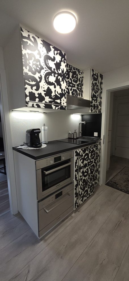 Küche – Auszeit in Irslingen Küche der Ferienwohnung Auszeit in Irslingen mit Herd, Backofen und Arbeitsfläche