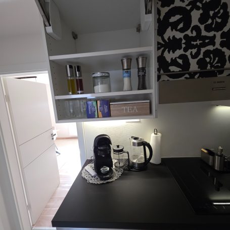 Küchenbereich mit Kaffeezubereitung – Auszeit in Irslingen Küche der Ferienwohnung Auszeit in Irslingen mit Arbeitsfläche und Kaffeezubereitung